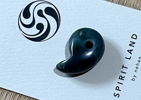糸魚川ネフライト　勾玉　丸みのあるコンマ形　青灰緑　25mm / Itoigawa Nephrite MAGATAMA