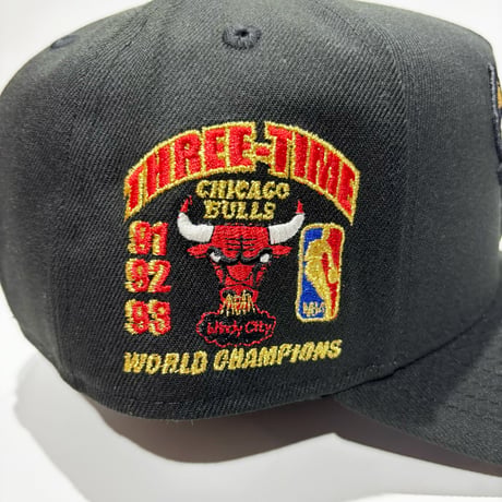 USA買付 Chicago Bulls New Era 9FORTY A-Frame Three-Peat Gold Logo Adjustable Cap – Black　NE-67