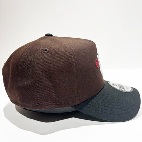 USA買付 NEW ERA 9FORTY A-FRAME NEW YORK YANKEES ROSE LOGO SNAPBACK CAP BROWN / BLACK　 NE-100