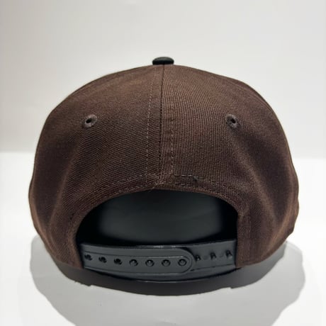 USA買付 NEW ERA 9FORTY A-FRAME NEW YORK YANKEES ROSE LOGO SNAPBACK CAP BROWN / BLACK　 NE-100