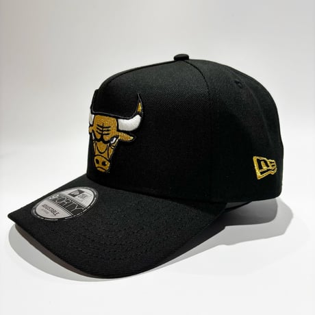 USA買付 Chicago Bulls New Era 9FORTY A-Frame Three-Peat Gold Logo Adjustable Cap – Black　NE-67