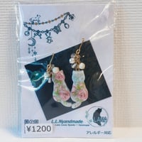 にゃんこシルエットの花柄ピアス