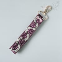 インド刺繍リボンとビーズのスマホストラップ