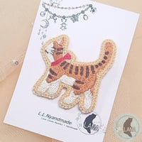 【猫の日限定！】お散歩猫さん刺繍ブローチ（茶白さん）
