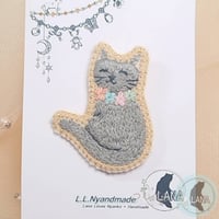 【猫の日限定！】振り向き猫さん刺繍ブローチ（グレーねこさん）