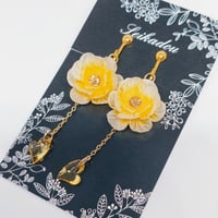 花とハートチャームのイヤリング