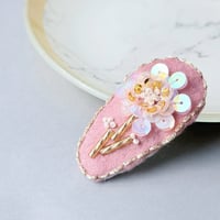 ビーズ刺繍のヘアクリップ