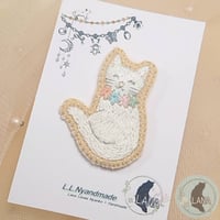 【猫の日限定！】振り向き猫さん刺繍ブローチ（しろねこさん）