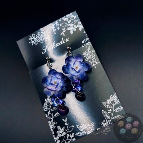 紫花のイヤリング
