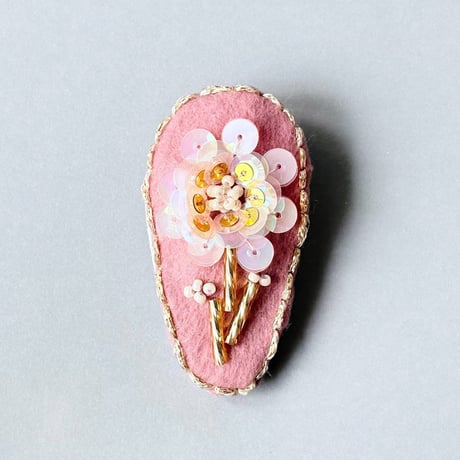 ビーズ刺繍のヘアクリップ