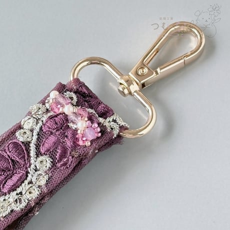 インド刺繍リボンとビーズのスマホストラップ