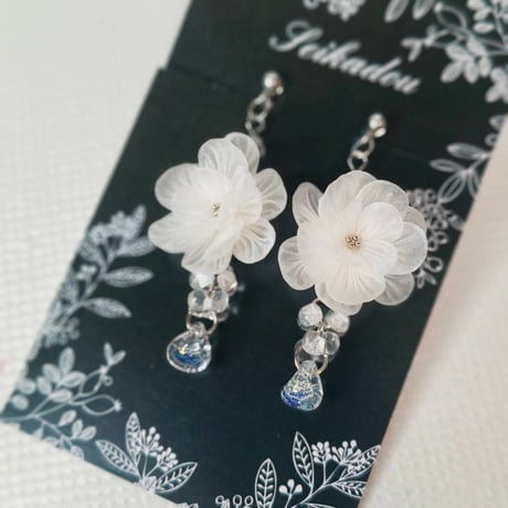 白花のイヤリング
