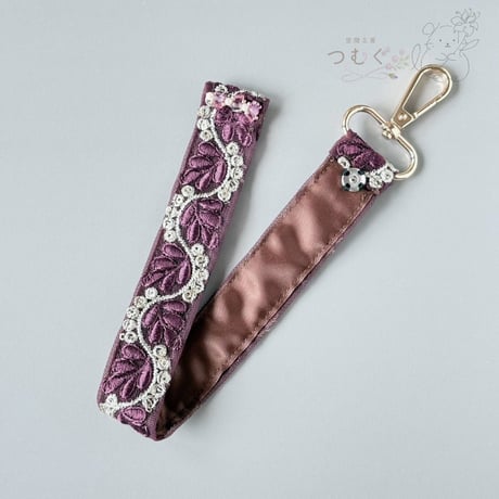 インド刺繍リボンとビーズのスマホストラップ