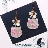 にゃんこフェイスの花柄ピアス