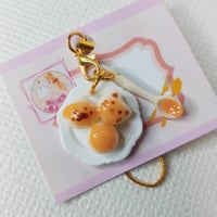 皿盛りみたらし団子のストラップ