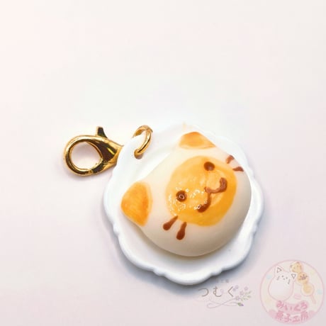 皿盛りふっくら猫ちゃんチャーム