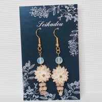 菊の花ピアス