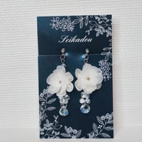白花のイヤリング