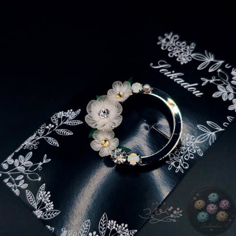 白花のブローチ