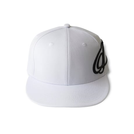 DOLLY SCRIPT FITTED CAP WHITE
