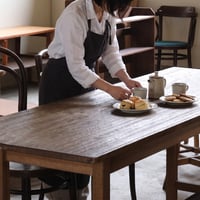 ラワン材のダイニングテーブル