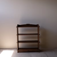 縁飾りのくさび式本棚
