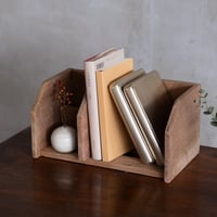 無垢材で作られた本立て