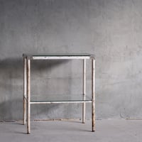 ガラス天板のアイアンテーブル