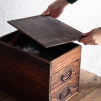 古い木製の蓋付き収納箱