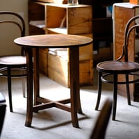 無垢天板のラウンドテーブル｜堅木の豊かな木目