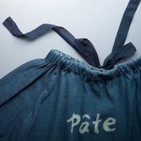 インディゴpateロゴプリントのシャーリングギャザーTシャツ（加工）