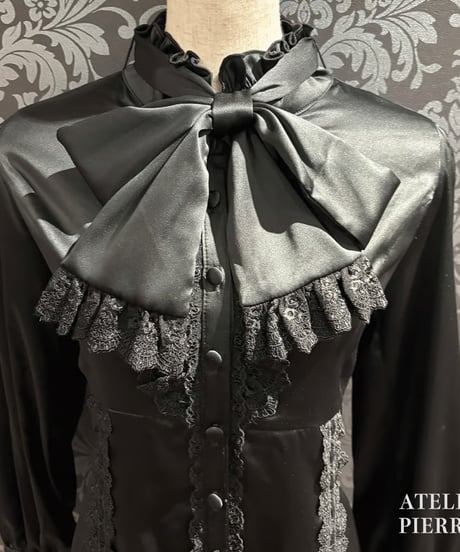 ATELIER-PIERROT／Classical Duchess Ribbon Blouse（ブラック）