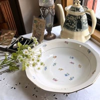 大きな陶製ボウル小花柄