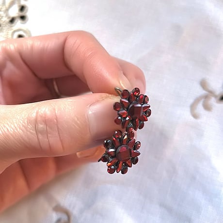 ヴォクソールガラス赤いピアス