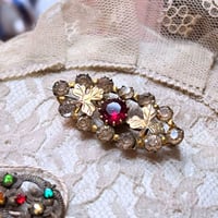 シャムロックと赤いガラスのブローチ
