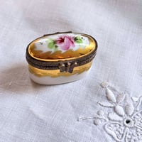 小さな陶製ピルケース