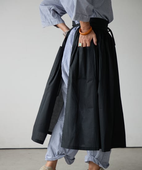 GATHERED APRON A / LIBERTY Solid (black)
