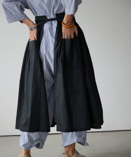 GATHERED APRON A / LIBERTY Solid (black)