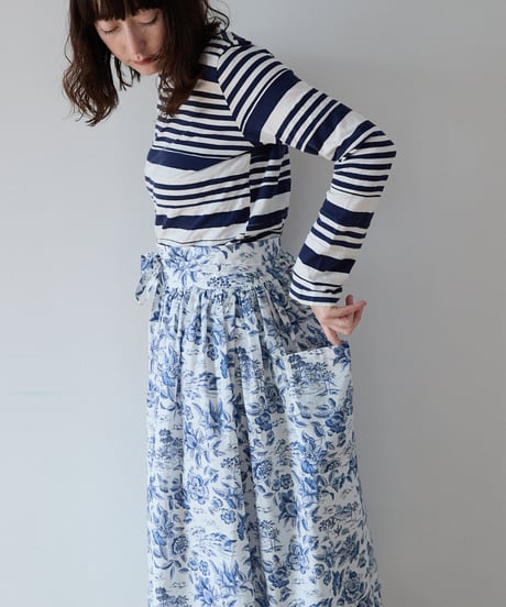 GATHERED APRON A / LIBERTY Delft Moragoon (blue)