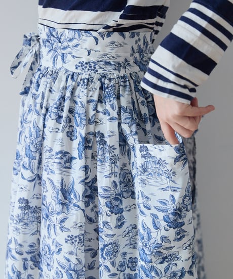 GATHERED APRON A / LIBERTY Delft Moragoon (blue)