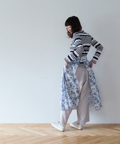 GATHERED APRON A / LIBERTY Delft Moragoon (blue)