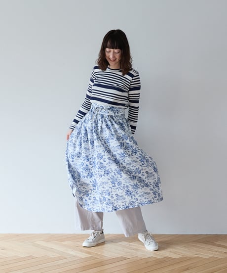GATHERED APRON A / LIBERTY Delft Moragoon (blue)