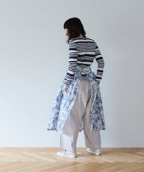 GATHERED APRON A / LIBERTY Delft Moragoon (blue)