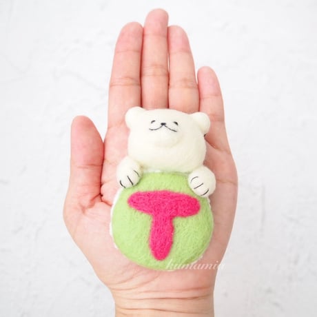 アルファベット！羊毛フェルトマカロン風ブローチ　T　No.2