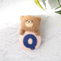 アルファベット！羊毛フェルトブローチ　Q　No.1