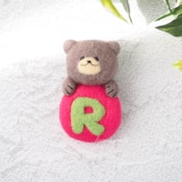 アルファベット！羊毛フェルトブローチ　R　No.1