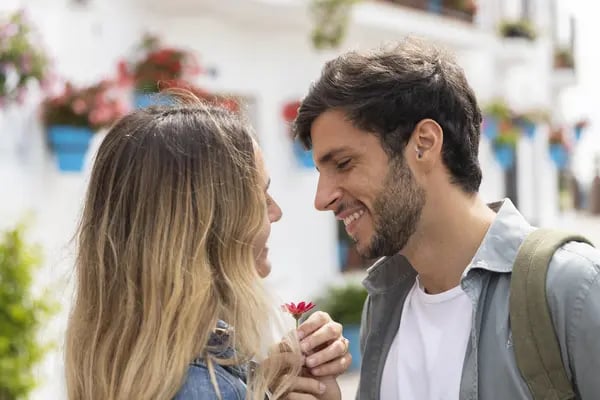 Erfolgreich flirten mit Blickkontakt und Koerpersprache