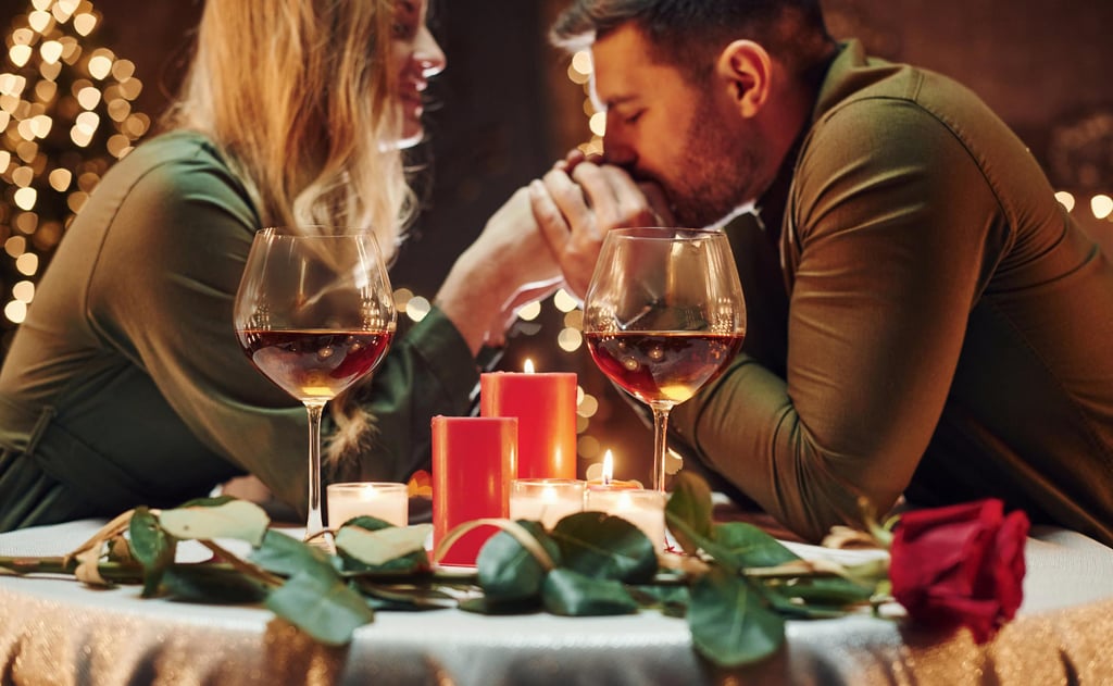 Ein stilvolles Paar genießt ein romantisches Abendessen mit Rotwein und Kerzenlicht. Die luxuriöse Atmosphäre und die gehobene Gesellschaft unterstreichen die Exklusivität eines High Class Escort Services.
