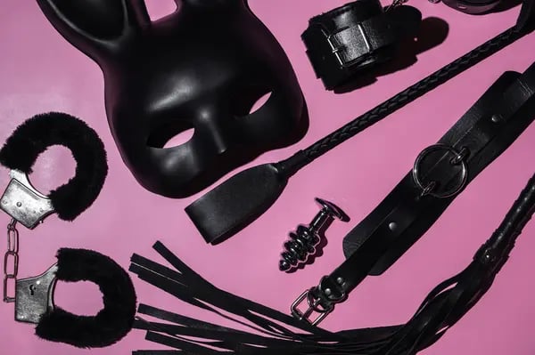 BDSM Anfaenger Set mit Maske Flogger und Plug