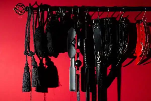 Paddle Manschetten und High Heels als BDSM Zubehoer